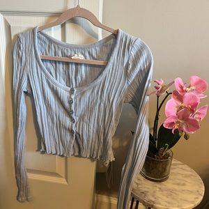 Cropped long sleeve buttoned shirt